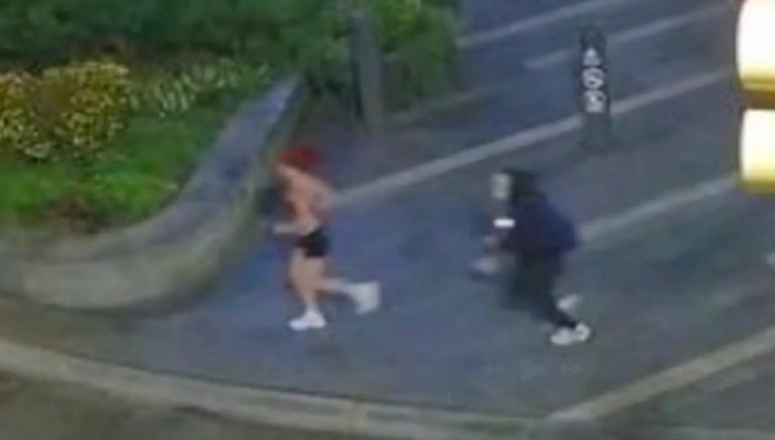嚇瘋！鬼娃恰吉清晨現身　狂追女跑者問：準備好去死了嗎？
