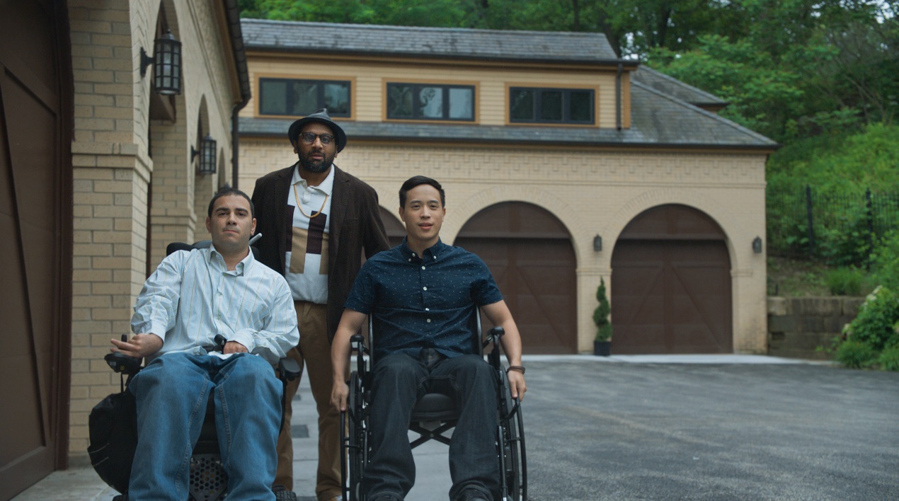 一張含有 服裝, 人員, 戶外, 建築 的圖片

自動產生的描述