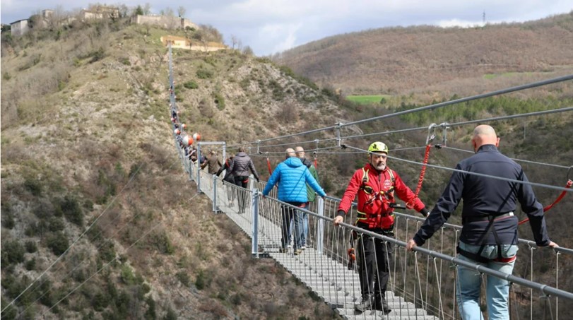 挑戰膽量極限！ 歐洲最高吊橋45分鐘才走得完