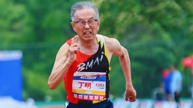 82歲老翁跨欄奪世界冠軍！擊敗日本強敵改寫亞洲紀錄　網驚呆：我連阿公都跑輸