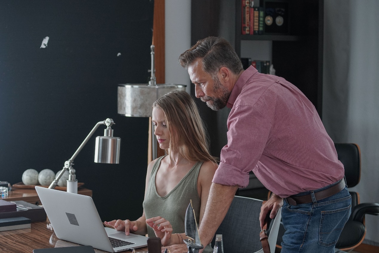 一張含有 人員, 牆, 室內, 男人 的圖片
自動產生的描述