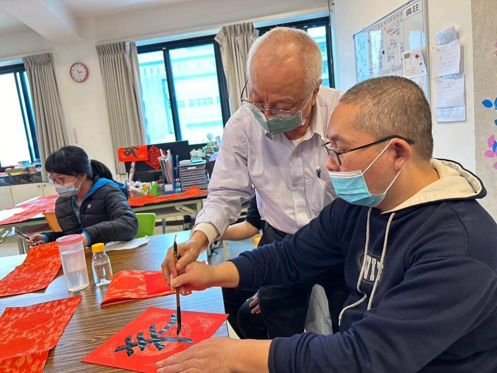 一張含有 人員, 服裝, 室內, 學習 的圖片

AI 產生的內容可能不正確。