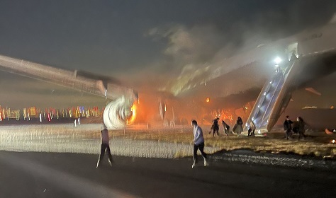 震撼！羽田機場2機碰撞爆火光「現場畫面曝」　至少5人死亡